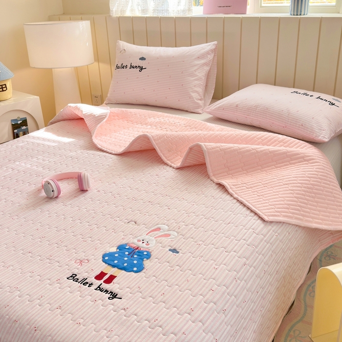 91家纺网 家纺一手货源 找家纺 娜娜 2025新款全棉夹棉多功能床盖 樱桃粉兔(全棉床盖)