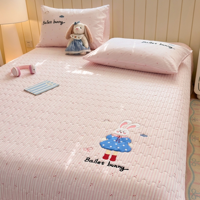 91家纺网 家纺一手货源 找家纺 娜娜 2025新款全棉夹棉多功能床盖 樱桃粉兔(全棉床盖)