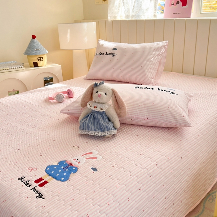 91家纺网 家纺一手货源 找家纺 娜娜 2025新款全棉夹棉多功能床盖 樱桃粉兔(全棉床盖)