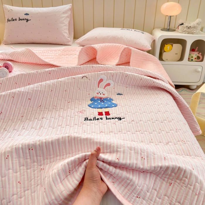 91家纺网 家纺一手货源 找家纺 娜娜 2025新款全棉夹棉多功能床盖 樱桃粉兔(全棉床盖)