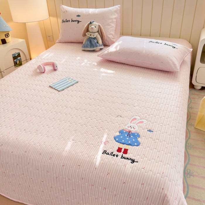 91家纺网 家纺一手货源 找家纺 娜娜 2025新款全棉夹棉多功能床盖 樱桃粉兔(全棉床盖)