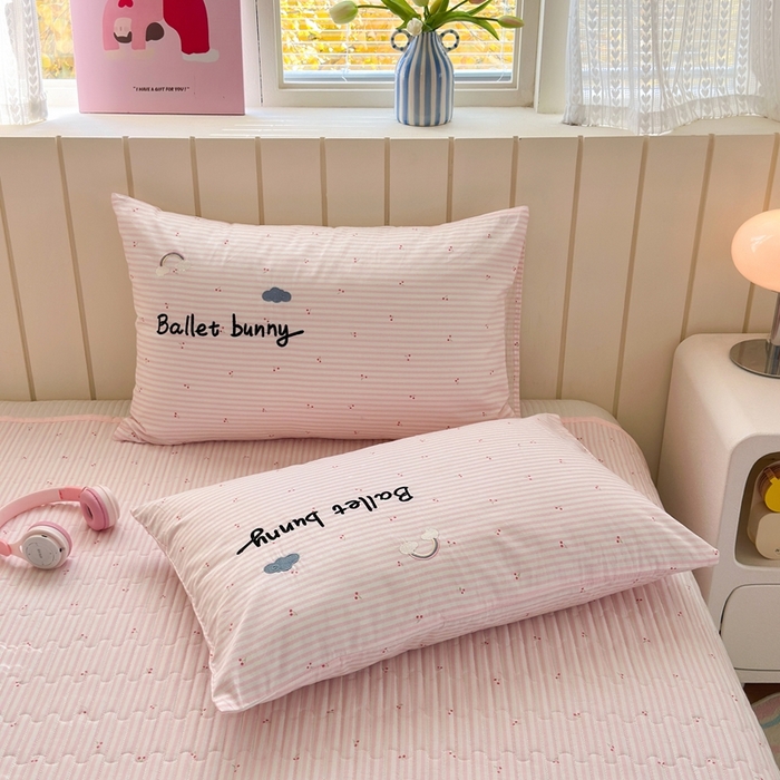 91家纺网 家纺一手货源 找家纺 娜娜 2025新款全棉夹棉多功能床盖 樱桃粉兔(全棉床盖)