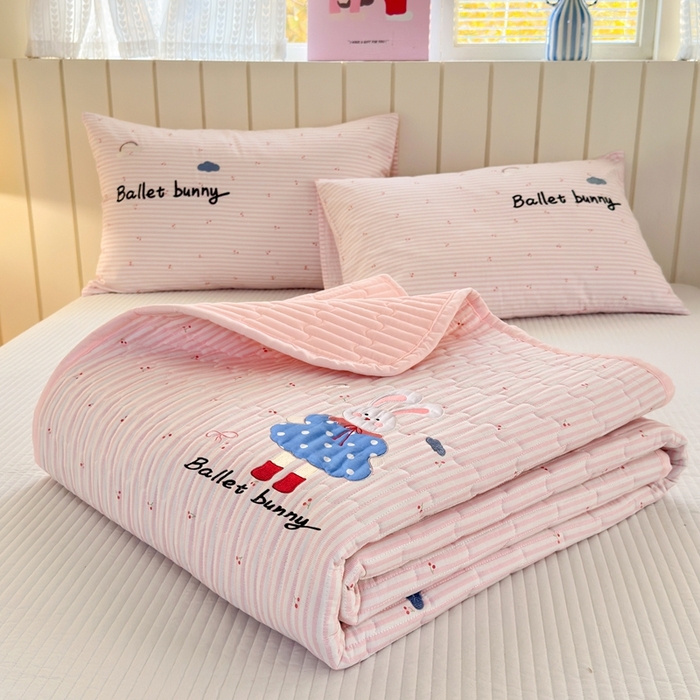 91家纺网 家纺一手货源 找家纺 娜娜 2025新款全棉夹棉多功能床盖 樱桃粉兔(全棉床盖)