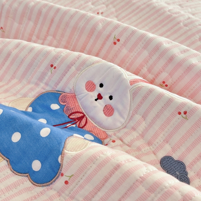 91家纺网 家纺一手货源 找家纺 娜娜 2025新款全棉夹棉多功能床盖 樱桃粉兔(全棉床盖)