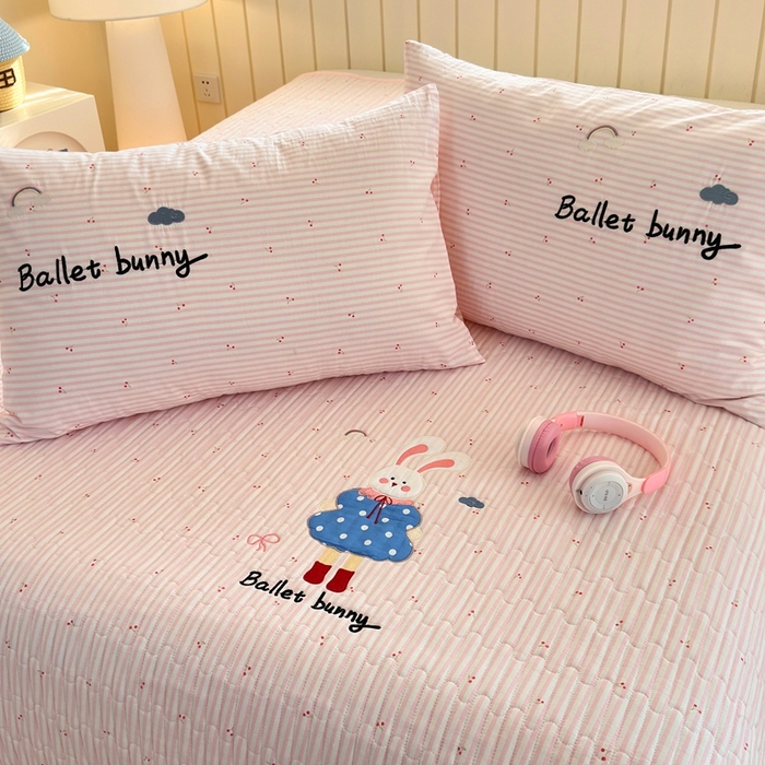 91家纺网 家纺一手货源 找家纺 娜娜 2025新款全棉夹棉多功能床盖 樱桃粉兔(全棉床盖)