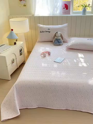 91家纺网 家纺一手货源 找家纺 娜娜 2025新款全棉夹棉多功能床盖 樱桃粉兔(全棉床盖)