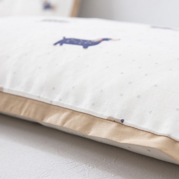 91家纺网 家纺一手货源 找家纺 大黄蜂家居家纺 2026新款A类纯棉双层纱棉花枕枕头枕芯 腊肠狗