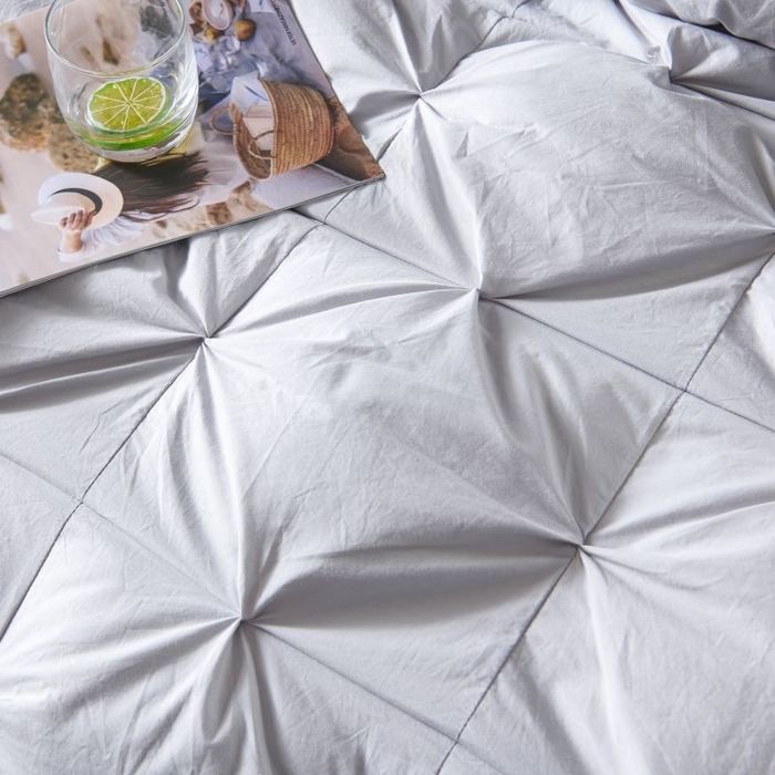 91家纺网 家纺一手货源 找家纺 顺发床垫 2025新款全棉扭花羽毛被加厚保暖95白鹅绒被子秋冬春秋被冬被直播供货     （羽绒被联系商家） 灰色（扭花）