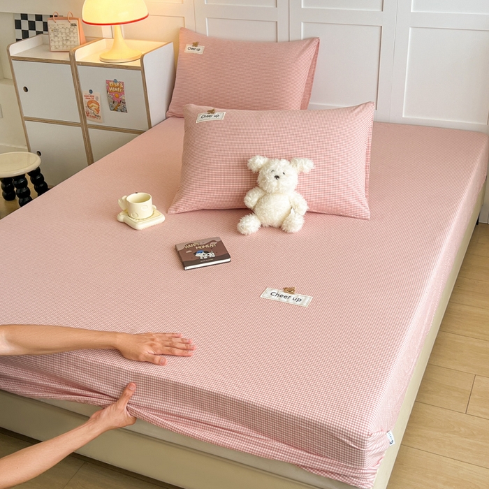 91家纺网 家纺一手货源 找家纺 佳笠家居 2026年新款kimi熊a类全棉色织水洗棉大尺寸单床笠 粉红小格