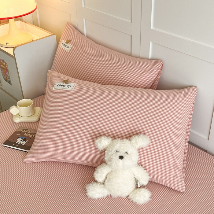 91家纺网 家纺一手货源 找家纺 佳笠家居 2026年新款kimi熊a类全棉色织水洗棉大尺寸单床笠 粉红小格