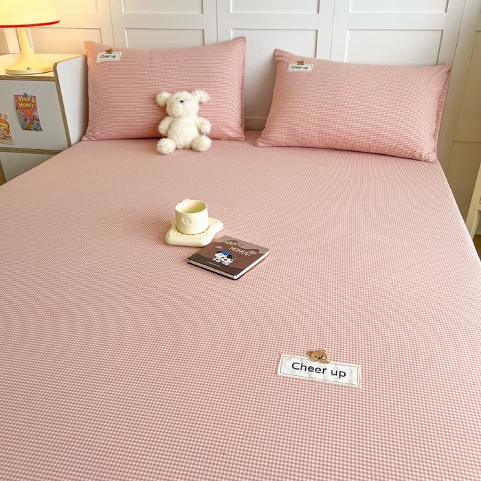 91家纺网 家纺一手货源 找家纺 佳笠家居 2026年新款kimi熊a类全棉色织水洗棉大尺寸单床笠 粉红小格