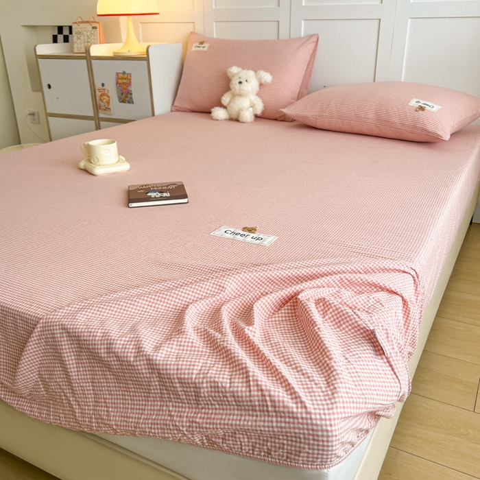 91家纺网 家纺一手货源 找家纺 佳笠家居 2026年新款kimi熊a类全棉色织水洗棉大尺寸单床笠 粉红小格