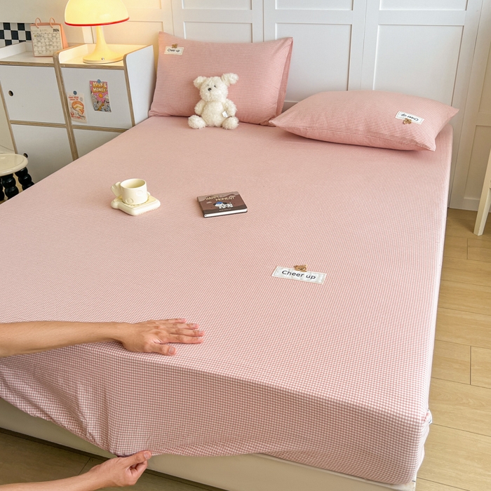 91家纺网 家纺一手货源 找家纺 佳笠家居 2026年新款kimi熊a类全棉色织水洗棉大尺寸单床笠 粉红小格