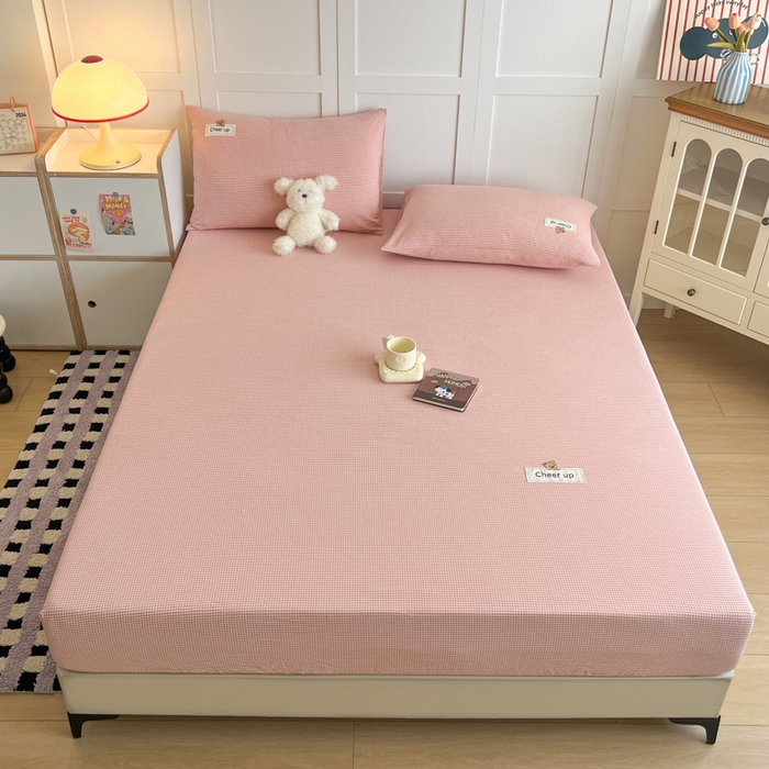 91家纺网 家纺一手货源 找家纺 佳笠家居 2026年新款kimi熊a类全棉色织水洗棉大尺寸单床笠 粉红小格