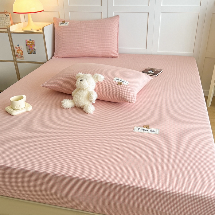 91家纺网 家纺一手货源 找家纺 佳笠家居 2026年新款kimi熊a类全棉色织水洗棉大尺寸单床笠 粉红小格