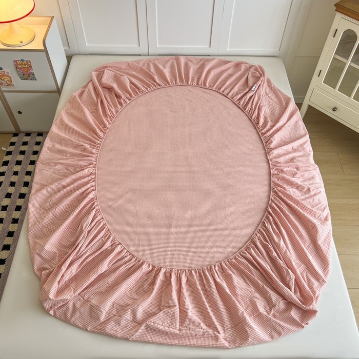 91家纺网 家纺一手货源 找家纺 佳笠家居 2026年新款kimi熊a类全棉色织水洗棉大尺寸单床笠 粉红小格