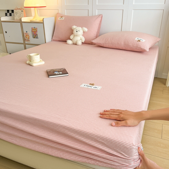 91家纺网 家纺一手货源 找家纺 佳笠家居 2026年新款kimi熊a类全棉色织水洗棉大尺寸单床笠 粉红小格