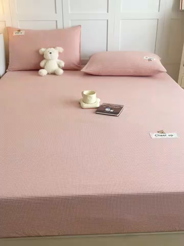 91家纺网 家纺一手货源 找家纺 佳笠家居 2026年新款kimi熊a类全棉色织水洗棉大尺寸单床笠 粉红小格