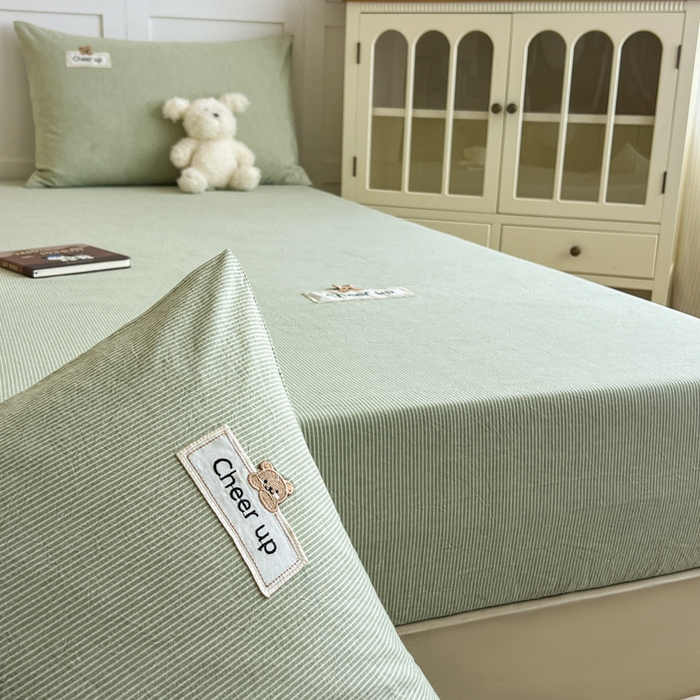 91家纺网 家纺一手货源 找家纺 佳笠家居 2026年新款kimi熊a类全棉色织水洗棉大尺寸单床笠 果绿小条