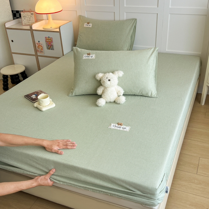 91家纺网 家纺一手货源 找家纺 佳笠家居 2026年新款kimi熊a类全棉色织水洗棉大尺寸单床笠 果绿小条