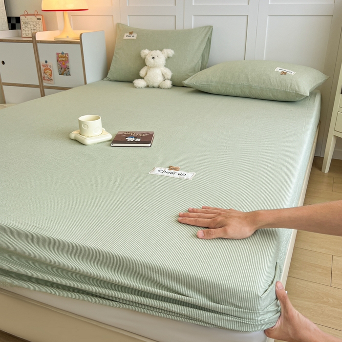 91家纺网 家纺一手货源 找家纺 佳笠家居 2026年新款kimi熊a类全棉色织水洗棉大尺寸单床笠 果绿小条