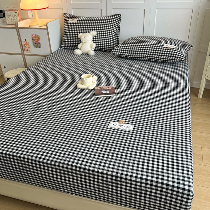 91家纺网 家纺一手货源 找家纺 佳笠家居 2026年新款kimi熊a类全棉色织水洗棉大尺寸单床笠 黑白格