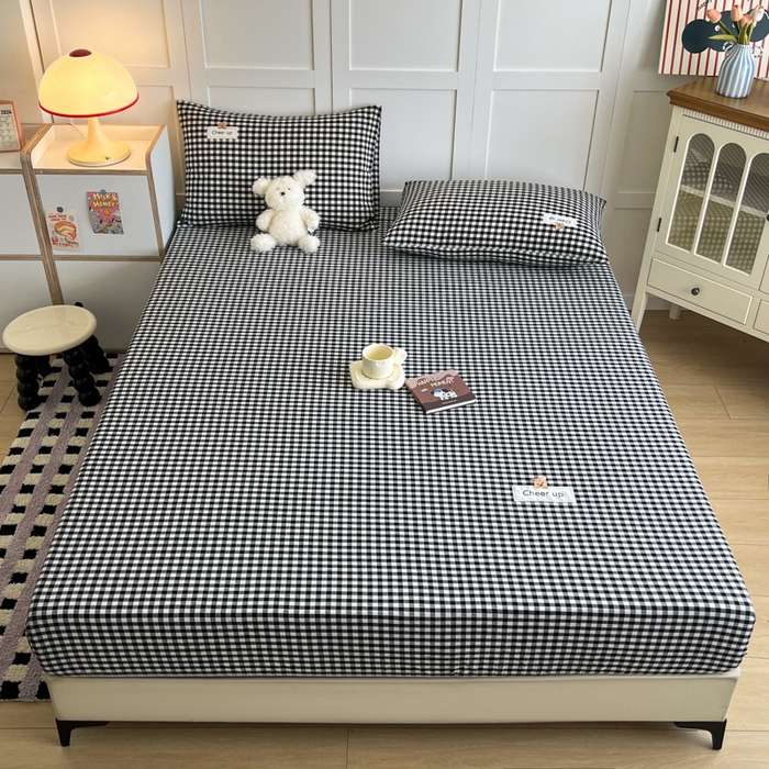 91家纺网 家纺一手货源 找家纺 佳笠家居 2026年新款kimi熊a类全棉色织水洗棉大尺寸单床笠 黑白格