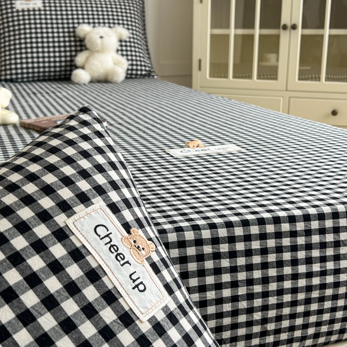 91家纺网 家纺一手货源 找家纺 佳笠家居 2026年新款kimi熊a类全棉色织水洗棉大尺寸单床笠 黑白格