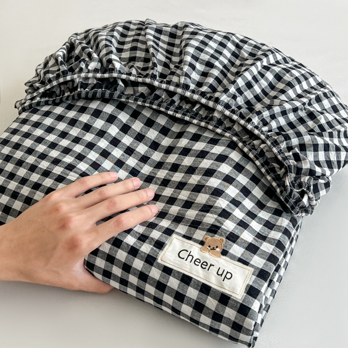 91家纺网 家纺一手货源 找家纺 佳笠家居 2026年新款kimi熊a类全棉色织水洗棉大尺寸单床笠 黑白格