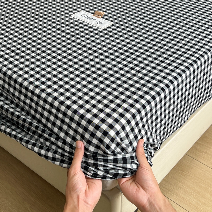 91家纺网 家纺一手货源 找家纺 佳笠家居 2026年新款kimi熊a类全棉色织水洗棉大尺寸单床笠 黑白格