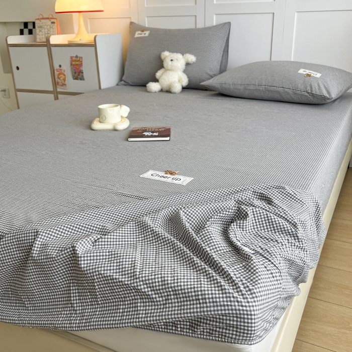 91家纺网 家纺一手货源 找家纺 佳笠家居 2026年新款kimi熊a类全棉色织水洗棉大尺寸单床笠 灰小格