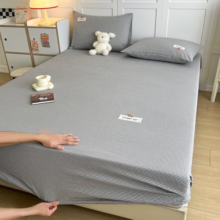 91家纺网 家纺一手货源 找家纺 佳笠家居 2026年新款kimi熊a类全棉色织水洗棉大尺寸单床笠 灰小格