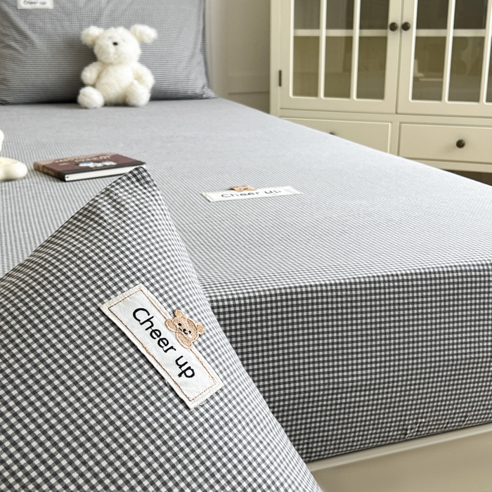 91家纺网 家纺一手货源 找家纺 佳笠家居 2026年新款kimi熊a类全棉色织水洗棉大尺寸单床笠 灰小格