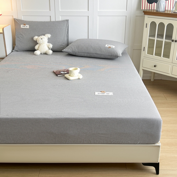 91家纺网 家纺一手货源 找家纺 佳笠家居 2026年新款kimi熊a类全棉色织水洗棉大尺寸单床笠 灰小格