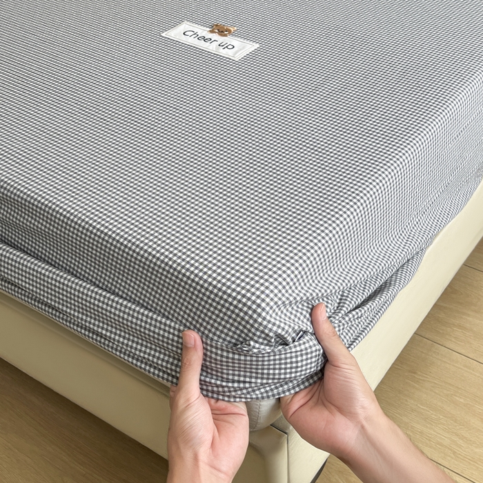 91家纺网 家纺一手货源 找家纺 佳笠家居 2026年新款kimi熊a类全棉色织水洗棉大尺寸单床笠 灰小格