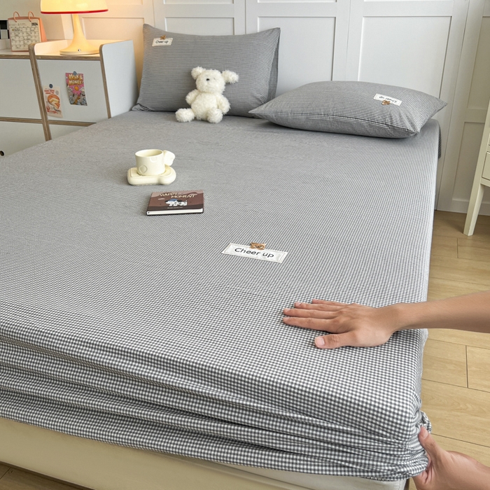 91家纺网 家纺一手货源 找家纺 佳笠家居 2026年新款kimi熊a类全棉色织水洗棉大尺寸单床笠 灰小格