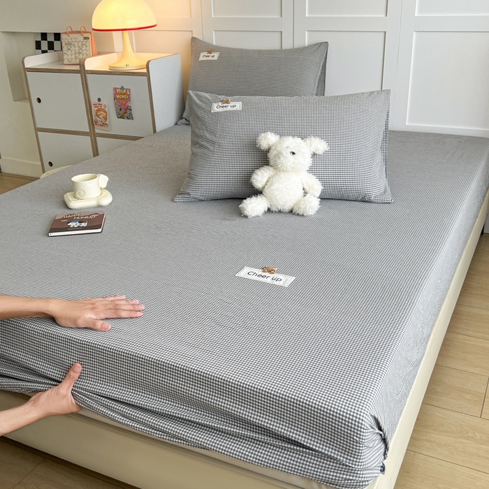 91家纺网 家纺一手货源 找家纺 佳笠家居 2026年新款kimi熊a类全棉色织水洗棉大尺寸单床笠 灰小格