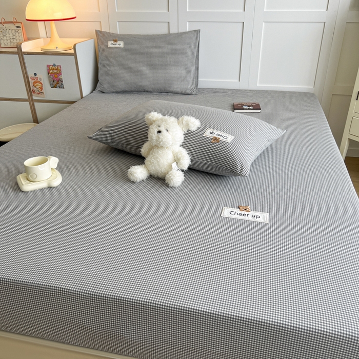 91家纺网 家纺一手货源 找家纺 佳笠家居 2026年新款kimi熊a类全棉色织水洗棉大尺寸单床笠 灰小格