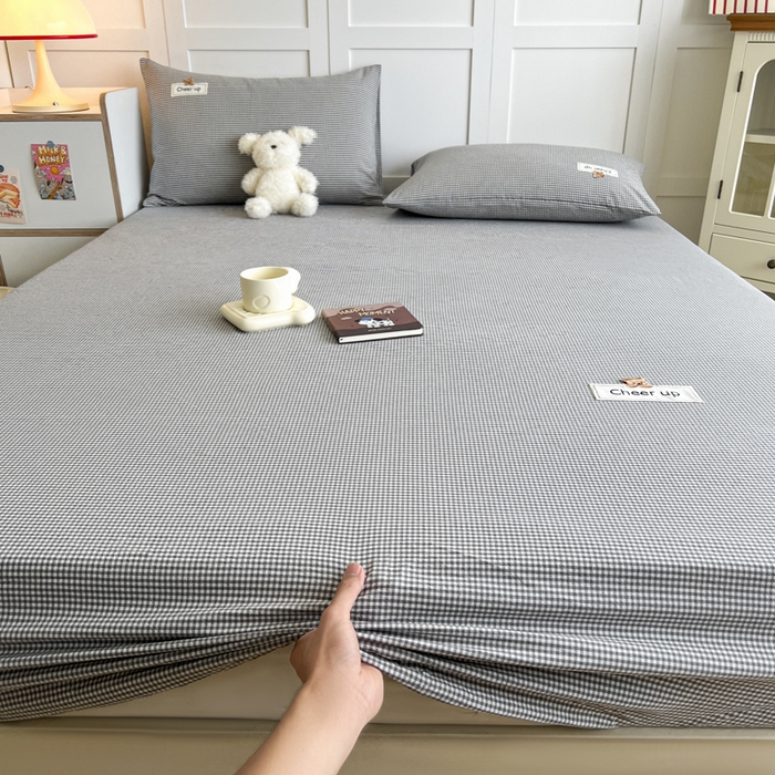 91家纺网 家纺一手货源 找家纺 佳笠家居 2026年新款kimi熊a类全棉色织水洗棉大尺寸单床笠 灰小格