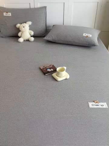 91家纺网 家纺一手货源 找家纺 佳笠家居 2026年新款kimi熊a类全棉色织水洗棉大尺寸单床笠 灰小格