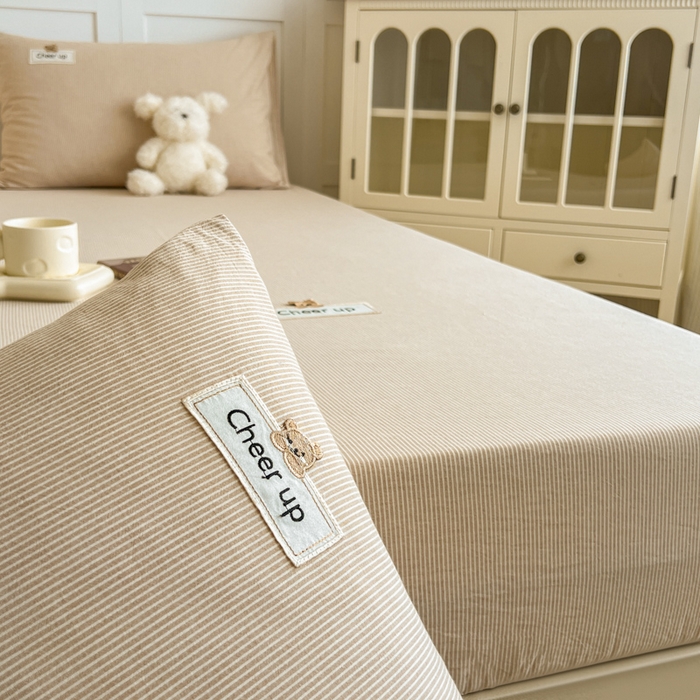 91家纺网 家纺一手货源 找家纺 佳笠家居 2026年新款kimi熊a类全棉色织水洗棉大尺寸单床笠 卡其小条