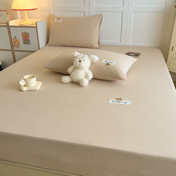 91家纺网 家纺一手货源 找家纺 佳笠家居 2026年新款kimi熊a类全棉色织水洗棉大尺寸单床笠 卡其小条