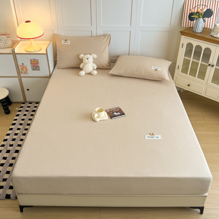 91家纺网 家纺一手货源 找家纺 佳笠家居 2026年新款kimi熊a类全棉色织水洗棉大尺寸单床笠 卡其小条