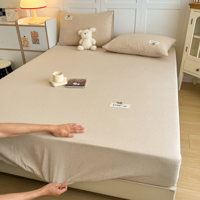 91家纺网 家纺一手货源 找家纺 佳笠家居 2026年新款kimi熊a类全棉色织水洗棉大尺寸单床笠 卡其小条