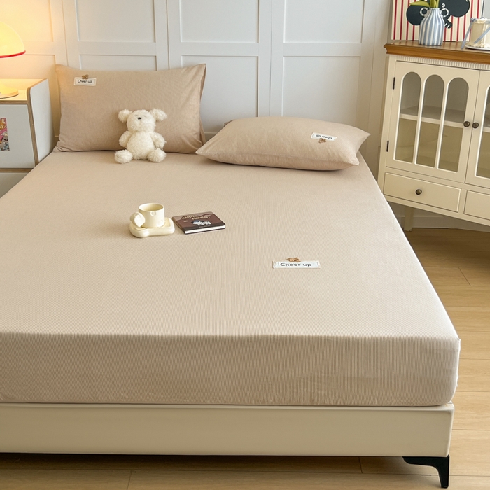 91家纺网 家纺一手货源 找家纺 佳笠家居 2026年新款kimi熊a类全棉色织水洗棉大尺寸单床笠 卡其小条