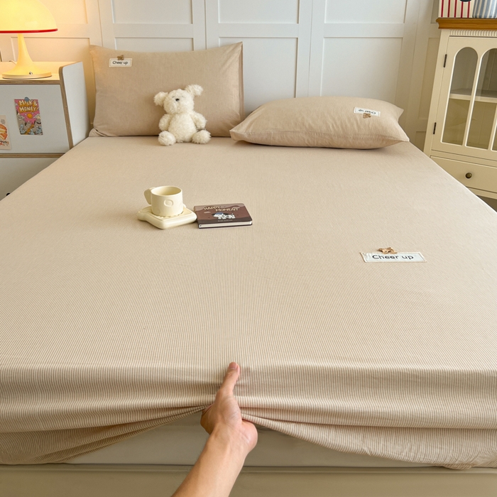 91家纺网 家纺一手货源 找家纺 佳笠家居 2026年新款kimi熊a类全棉色织水洗棉大尺寸单床笠 卡其小条