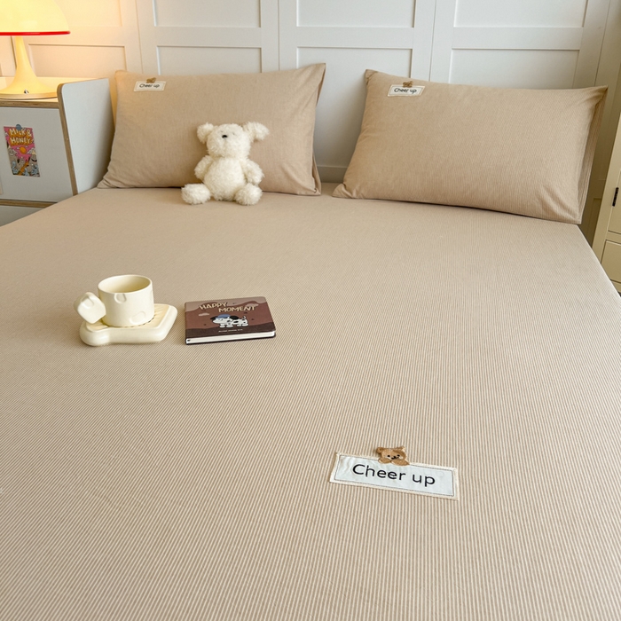 91家纺网 家纺一手货源 找家纺 佳笠家居 2026年新款kimi熊a类全棉色织水洗棉大尺寸单床笠 卡其小条