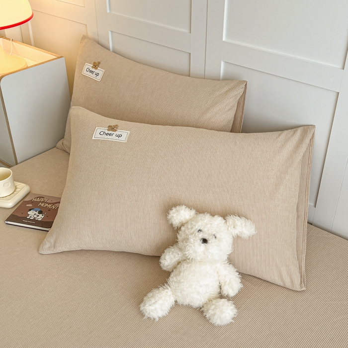 91家纺网 家纺一手货源 找家纺 佳笠家居 2026年新款kimi熊a类全棉色织水洗棉大尺寸单床笠 卡其小条