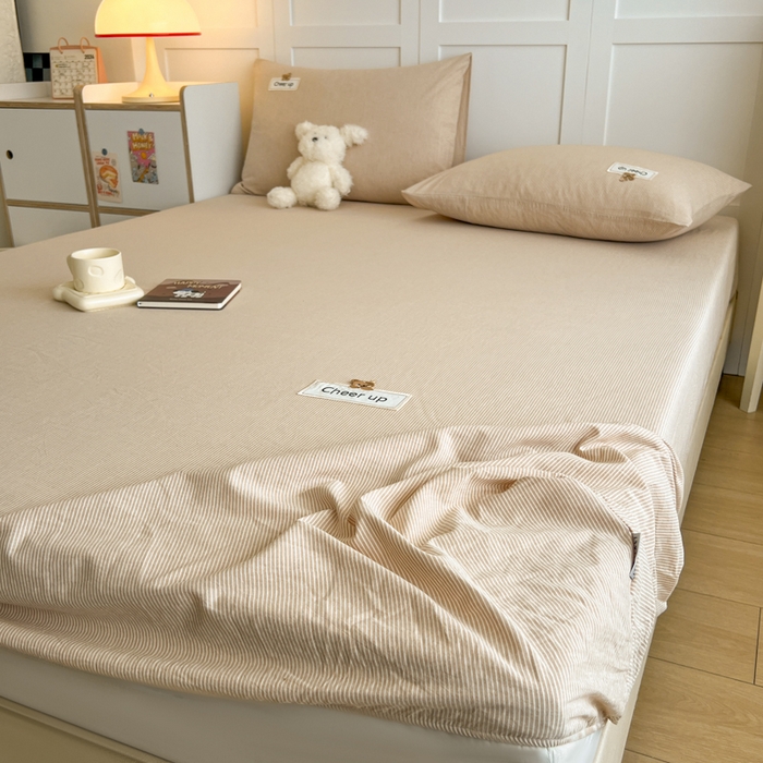 91家纺网 家纺一手货源 找家纺 佳笠家居 2026年新款kimi熊a类全棉色织水洗棉大尺寸单床笠 卡其小条