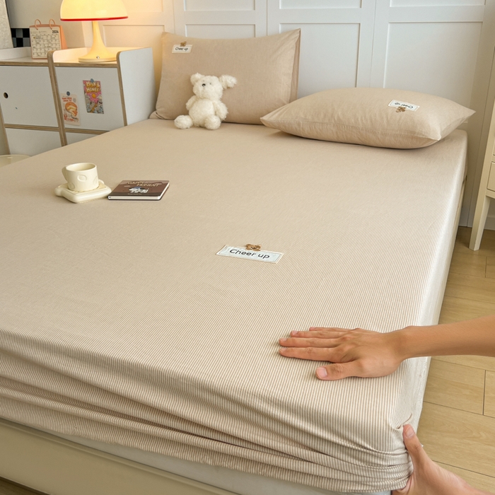 91家纺网 家纺一手货源 找家纺 佳笠家居 2026年新款kimi熊a类全棉色织水洗棉大尺寸单床笠 卡其小条